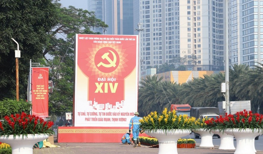 Phố phường Hà Nội trang hoàng rực rỡ chào mừng Đại hội Đảng toàn quốc lần thứ XIV