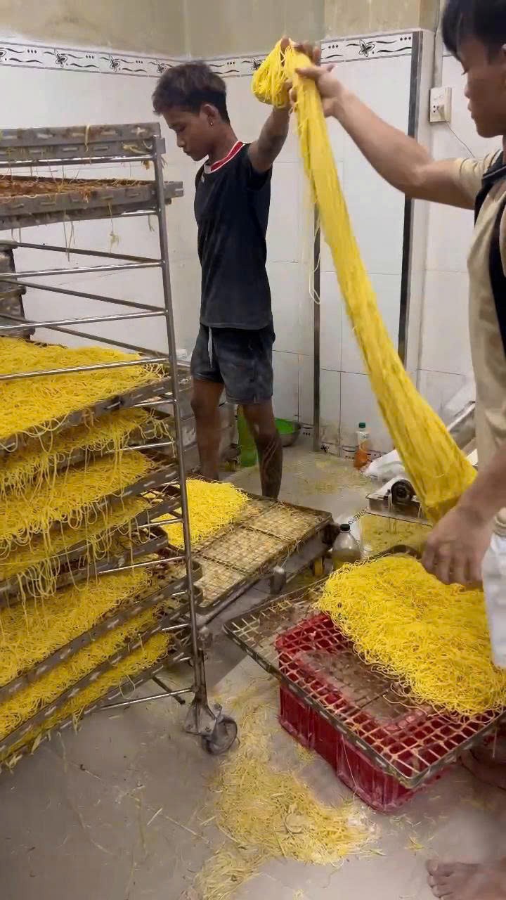 TP.HCM: Triệt phá đường dây sản xuất, buôn bán mì sợi có sử dụng hóa chất