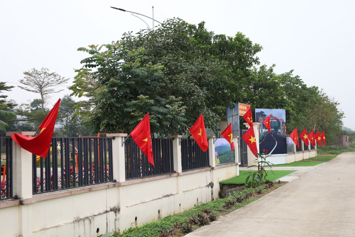 Ngoại Thành Hà Nội Rực Rỡ Cờ Hoa Chào Mừng Đại Hội Lần Thứ Xiv Của Đảng