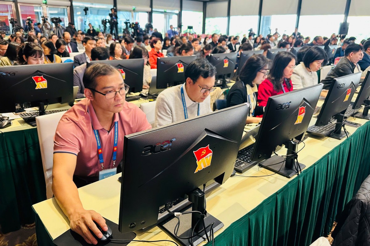 Phóng Viên Trong Nước Và Quốc Tế Tham Dự Họp Báo.