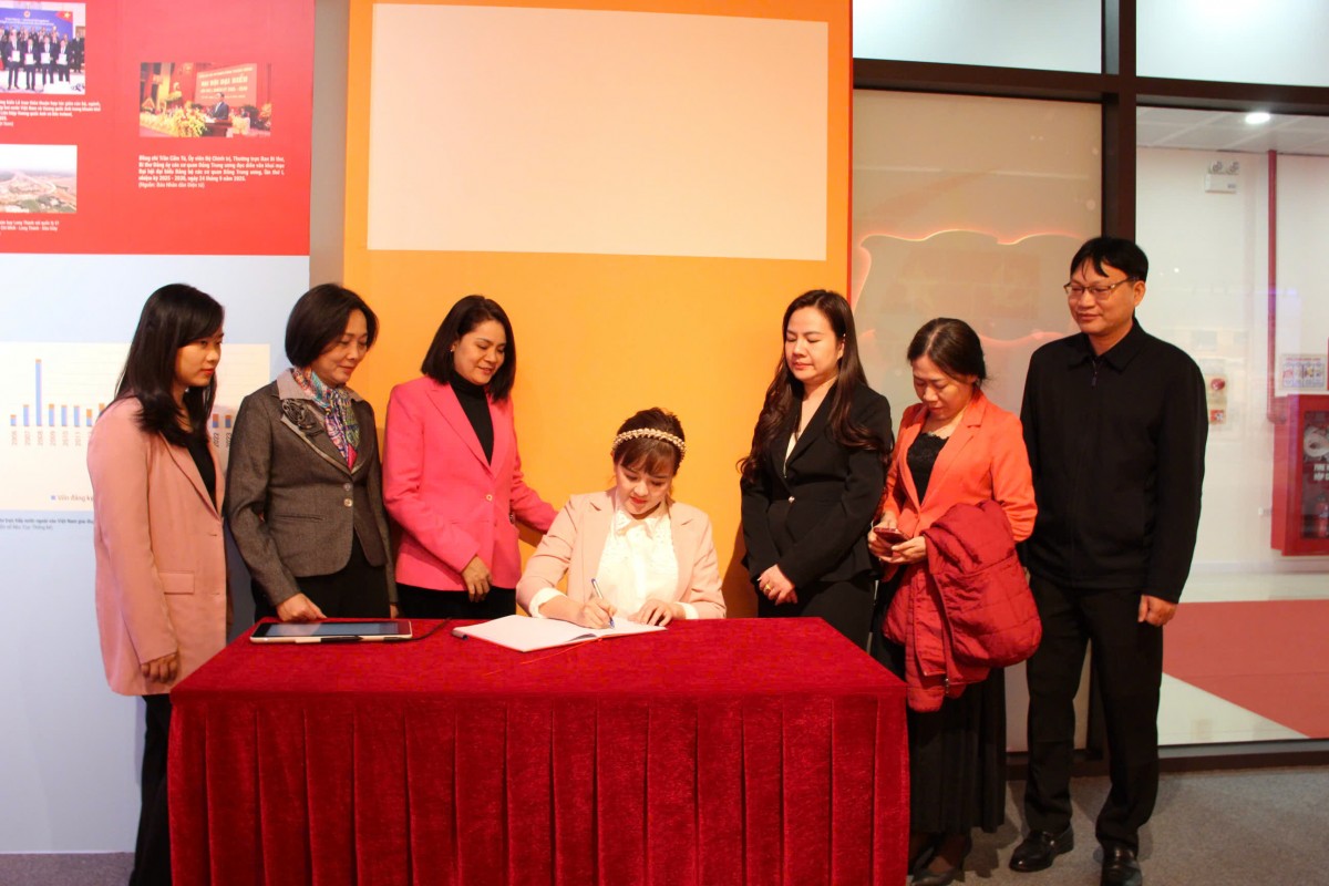 Ý Nghĩa Sinh Hoạt Chuyên Đề Tại Triển Lãm “Đảng Cộng Sản Việt Nam - Từ Đại Hội Đến Đại Hội”