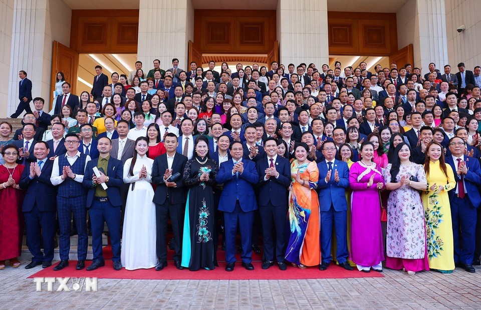 Doanh Nhân Việt Nam Tự Chủ Công Nghệ, Nâng Cao Quản Trị, Nguồn Vốn, Sẵn Sàng Ra Biển Lớn Vì Mục Tiêu Đất Nước Hùng Cường. (Ảnh: Thủ Tướng Phạm Minh Chính Chụp Ảnh Cùng Các Doanh Nhân).