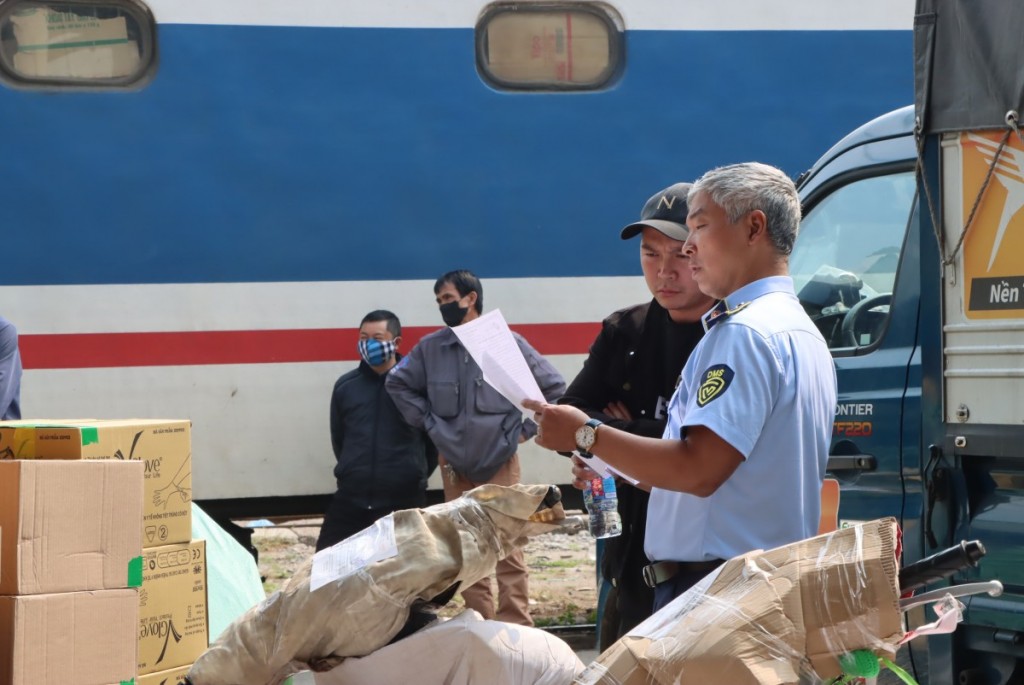 Phát hiện lô hàng nghi nhập lậu hơn 500 triệu đồng tại Ga Hà Nội