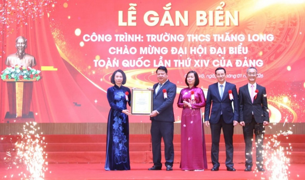 Gắn biển công trình trường học chào mừng Đại hội đại biểu toàn quốc lần thứ XIV của Đảng