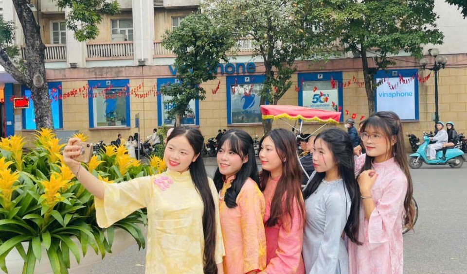 Giới trẻ Hà Nội khoe sắc áo dài, “đánh thức” mùa xuân bên hồ Gươm