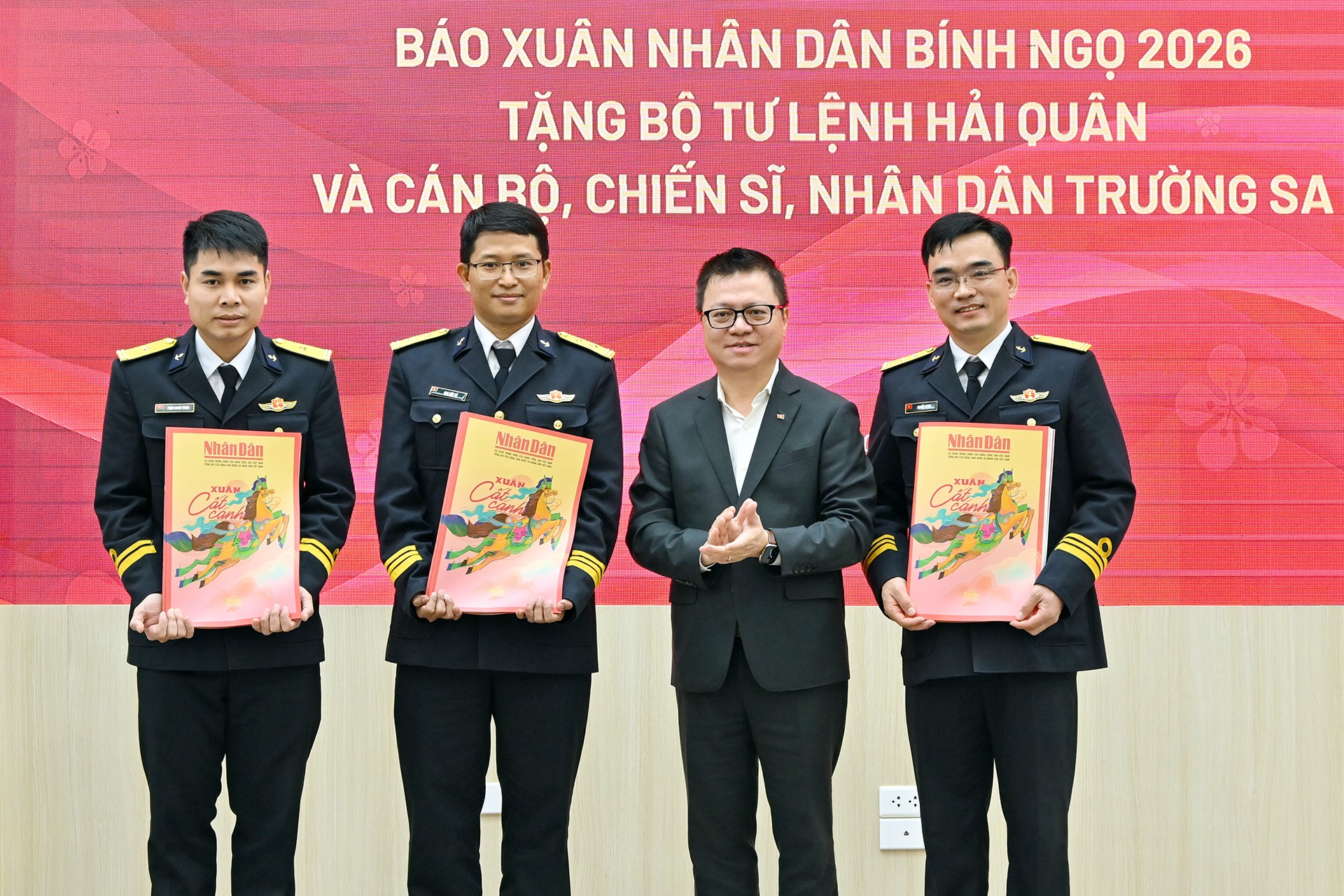 Tặng 5.000 ấn phẩm Báo Xuân Nhân Dân 2026 cho cán bộ, chiến sĩ, nhân dân Trường Sa