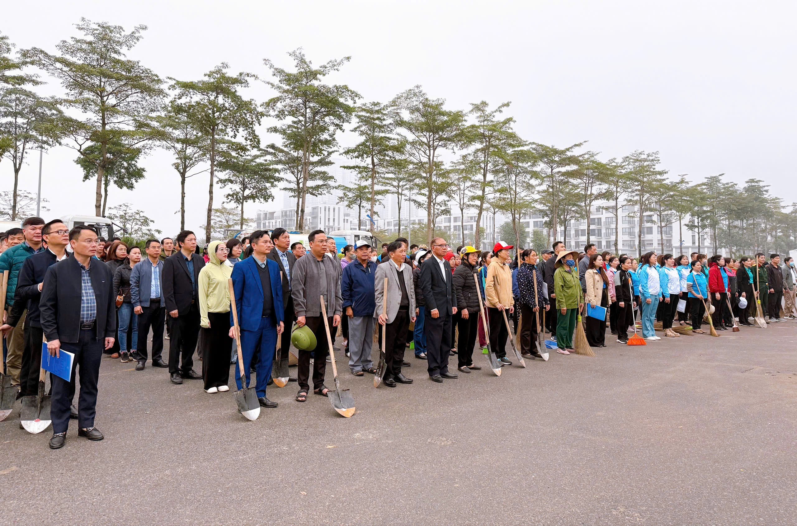 Hơn 200 Cán Bộ, Đảng Viên Và Nhân Dân Phường Thanh Liệt Ra Quân Làm Sạch Cảnh Quan Đô Thị