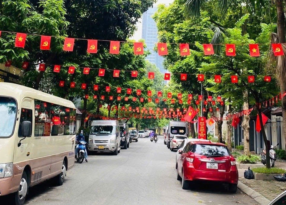 Cầu Giấy Rực Rỡ Cờ Hoa, Lan Tỏa Khí Thế Hướng Về Đại Hội Xiv Của Đảng