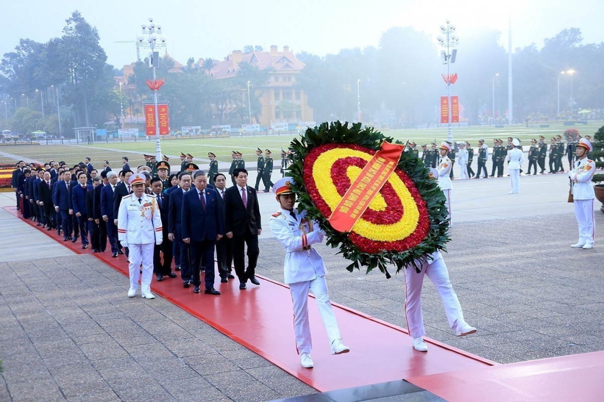 Các Đại Biểu Dự Đại Hội Xiv Của Đảng Viếng Chủ Tịch Hồ Chí Minh