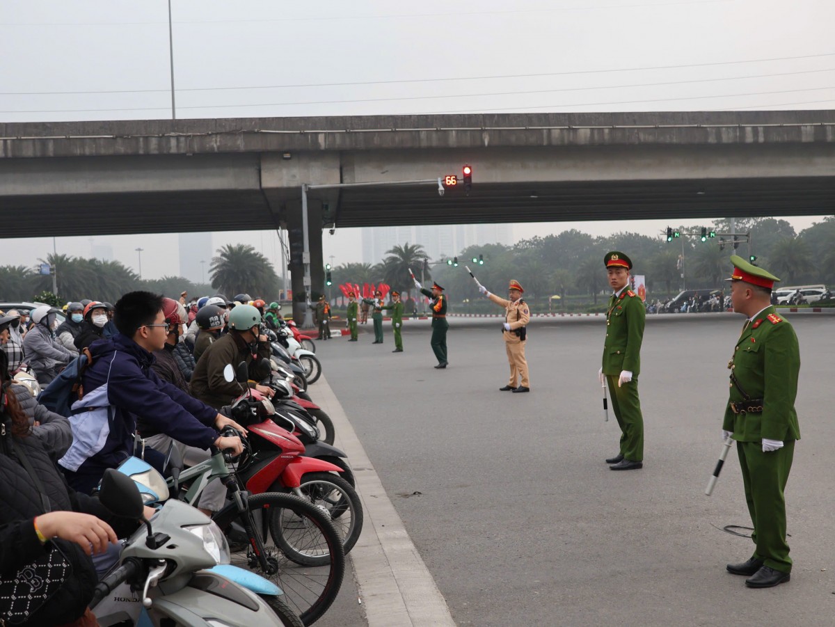 Hình Ảnh Quân Và Dân Thủ Đô Chung Sức Bảo Đảm An Toàn Cho Ngày Đầu Diễn Ra Đại Hội Xiv Của Đảng