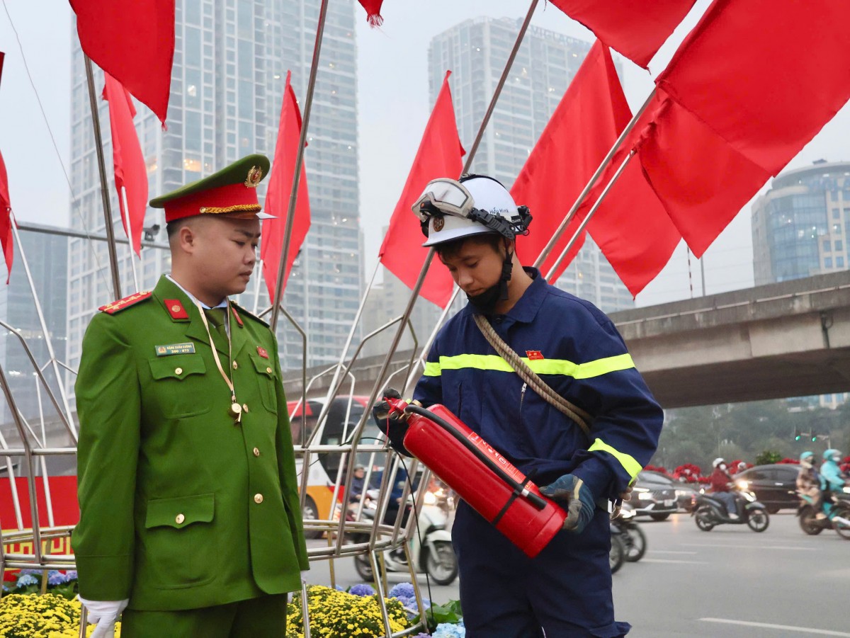 Hình Ảnh Quân Và Dân Thủ Đô Chung Sức Bảo Đảm An Toàn Cho Ngày Đầu Diễn Ra Đại Hội Xiv Của Đảng