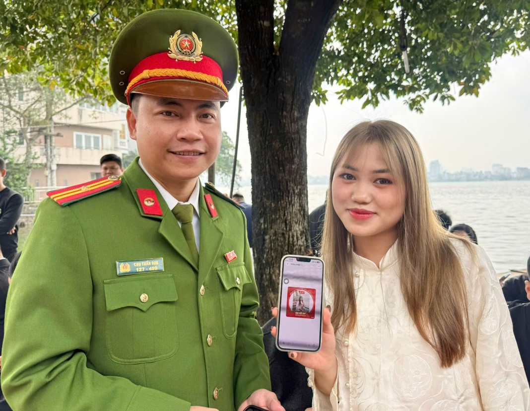 Sáng tạo hình thức tuyên truyền chào mừng Đại hội XIV tại Phủ Tây Hồ