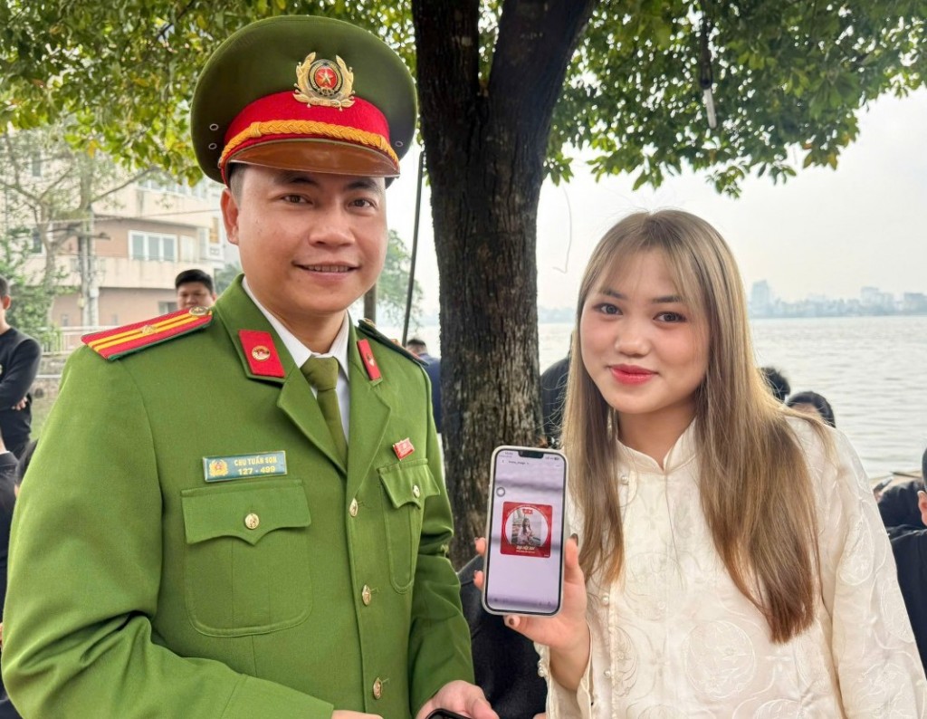 Sáng tạo hình thức tuyên truyền chào mừng Đại hội XIV tại Phủ Tây Hồ