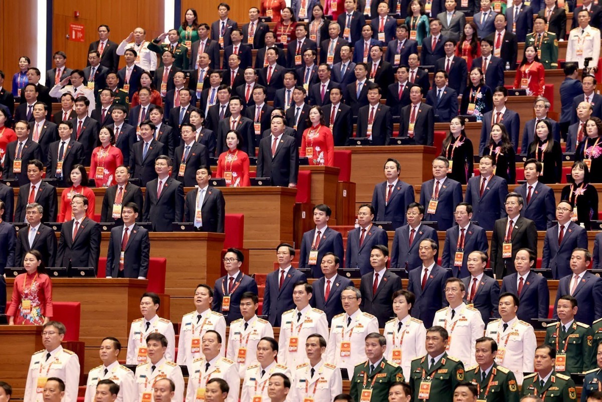 Các Đại Biểu Dự Phiên Khai Mạc Thực Hiện Nghi Thức Chào Cờ