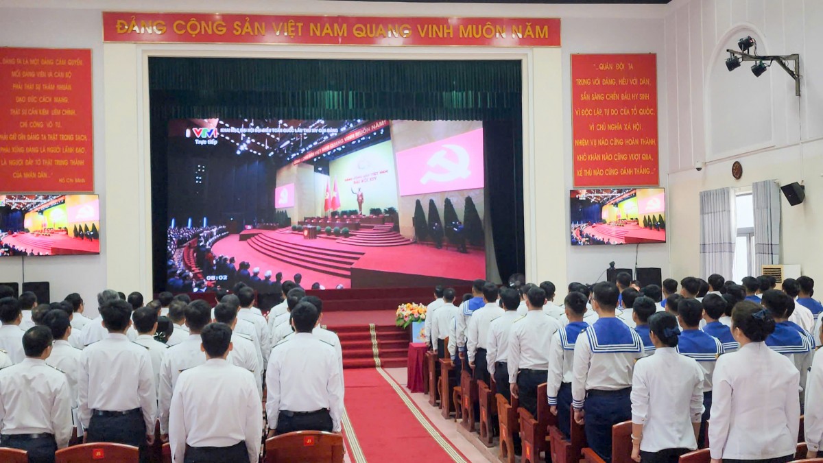 Cán Bộ, Chiến Sĩ Vùng 3 Hải Quân Theo Dõi Khai Mạc Đại Hội Xiv Của Đảng
