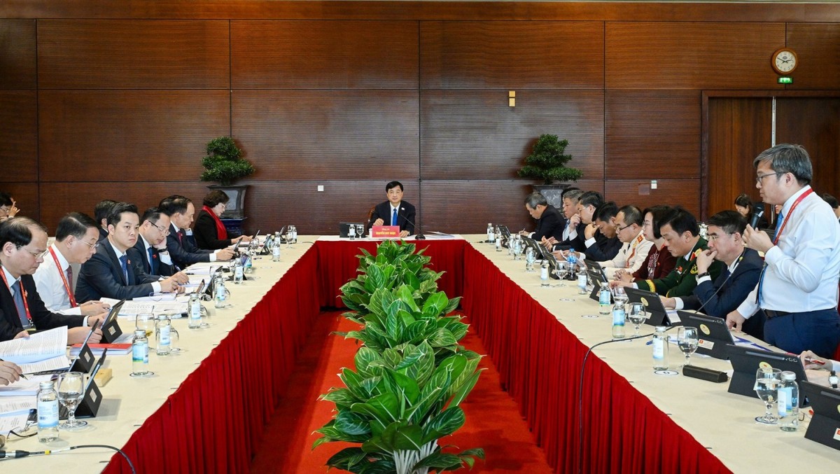 Các Đại Biểu Thảo Luận Các Văn Kiện Đại Hội Tại Đoàn Đảng Bộ Thành Phố Hà Nội.