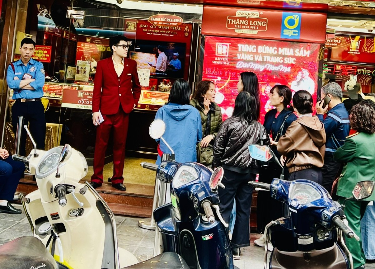 Giá vàng, bạc tăng phi mã trước Tết: Lập đỉnh liên tiếp, FOMO bao trùm thị trường