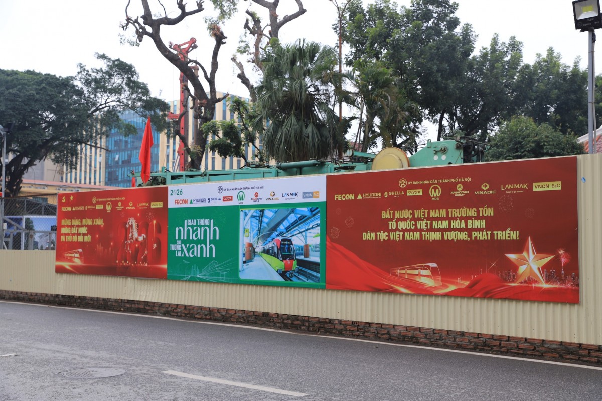 Sắc Đỏ Rực Rỡ Trên Công Trường Tuyến Metro Nhổn - Ga Hà Nội Hướng Về Đại Hội Xiv Của Đảng