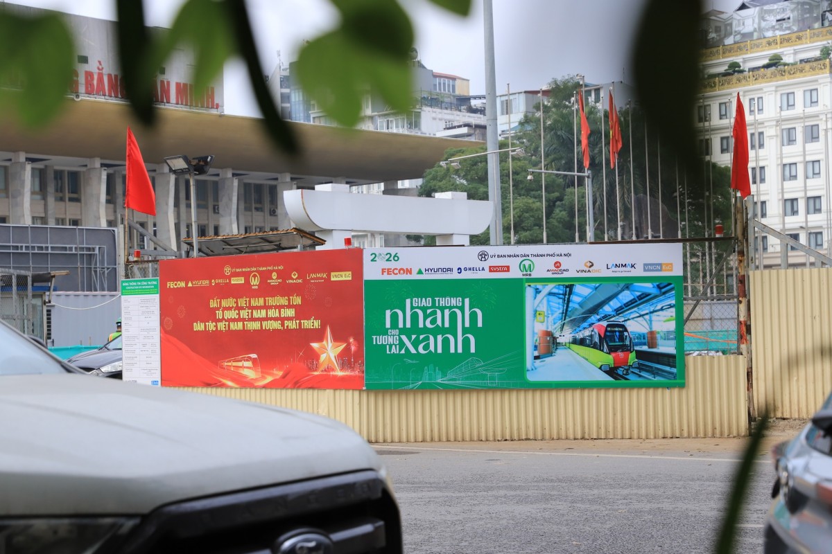 Sắc Đỏ Rực Rỡ Trên Công Trường Tuyến Metro Nhổn - Ga Hà Nội Hướng Về Đại Hội Xiv Của Đảng