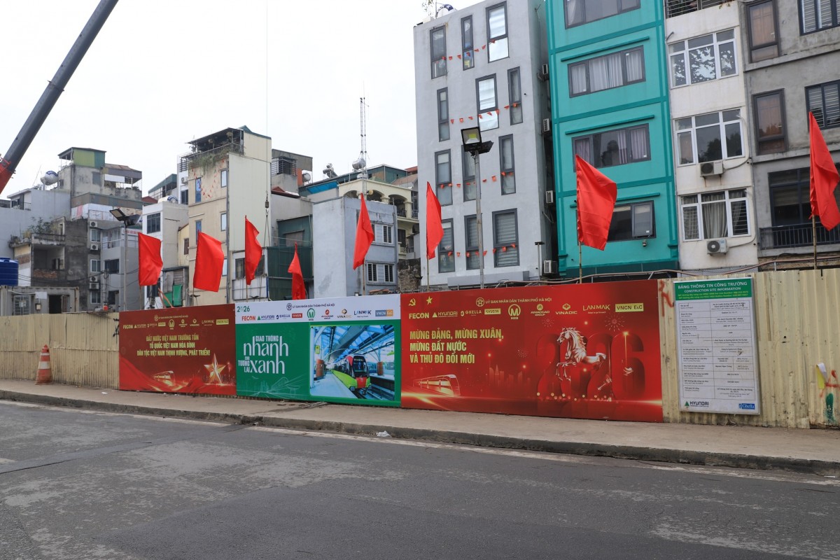 Sắc Đỏ Rực Rỡ Trên Công Trường Tuyến Metro Nhổn - Ga Hà Nội Hướng Về Đại Hội Xiv Của Đảng