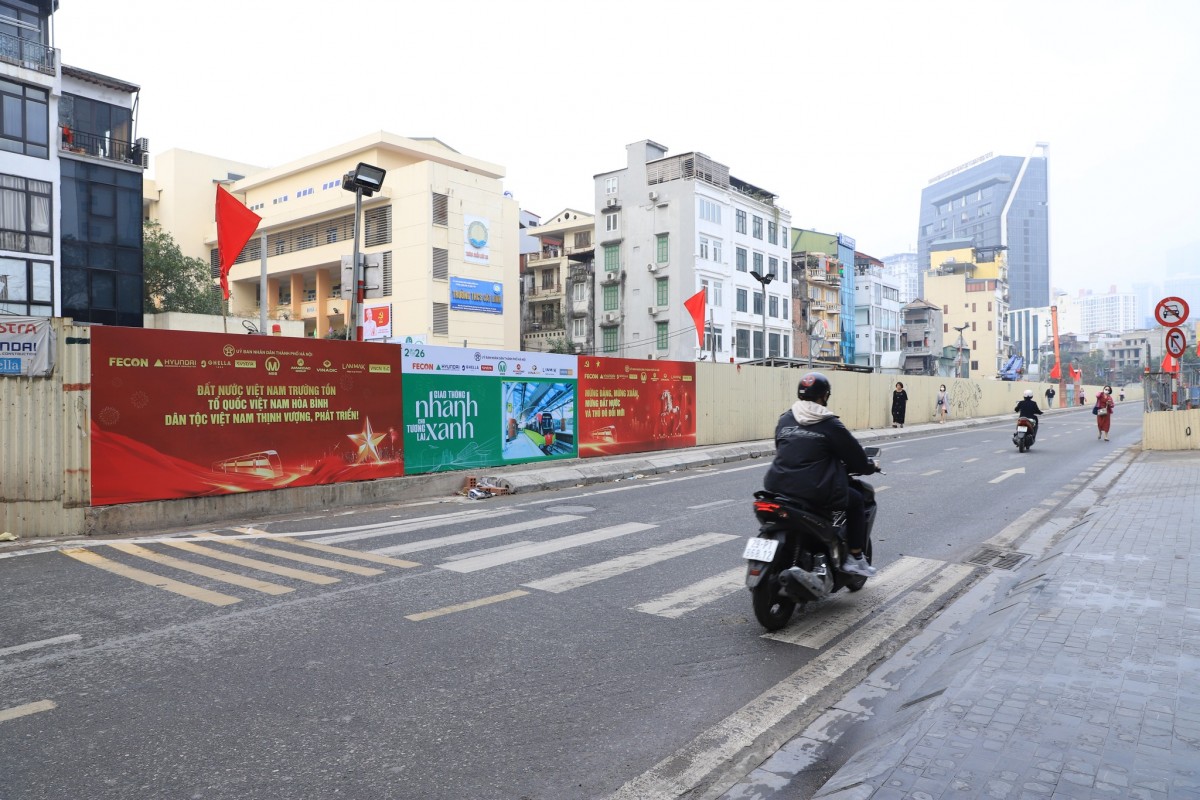 Sắc Đỏ Rực Rỡ Trên Công Trường Tuyến Metro Nhổn - Ga Hà Nội Hướng Về Đại Hội Xiv Của Đảng