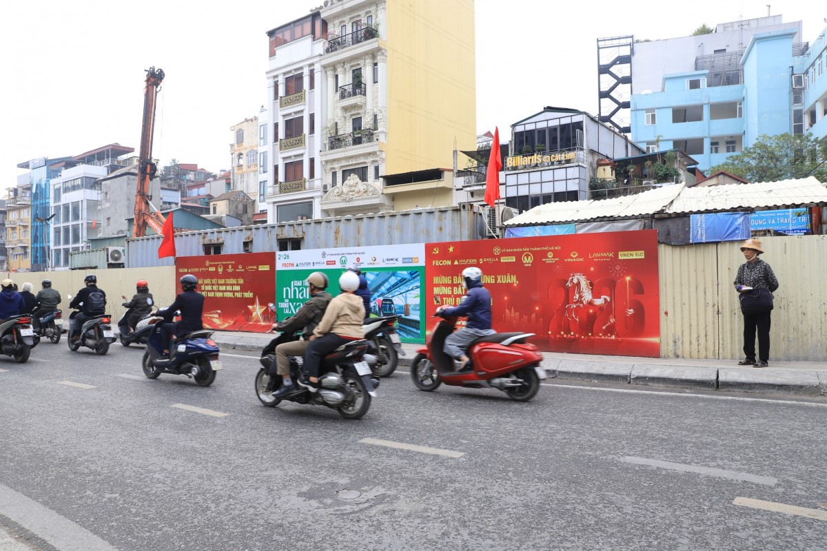 Sắc Đỏ Rực Rỡ Trên Công Trường Tuyến Metro Nhổn - Ga Hà Nội Hướng Về Đại Hội Xiv Của Đảng