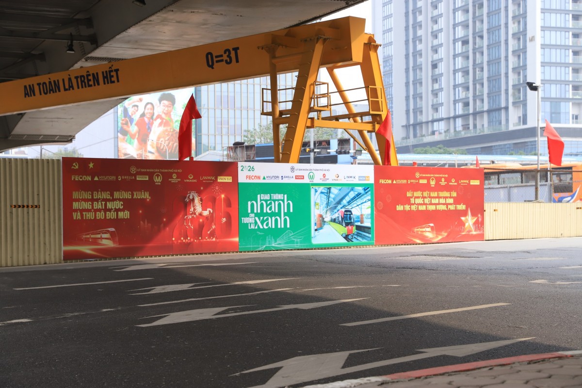 Sắc Đỏ Rực Rỡ Trên Công Trường Tuyến Metro Nhổn - Ga Hà Nội Hướng Về Đại Hội Xiv Của Đảng