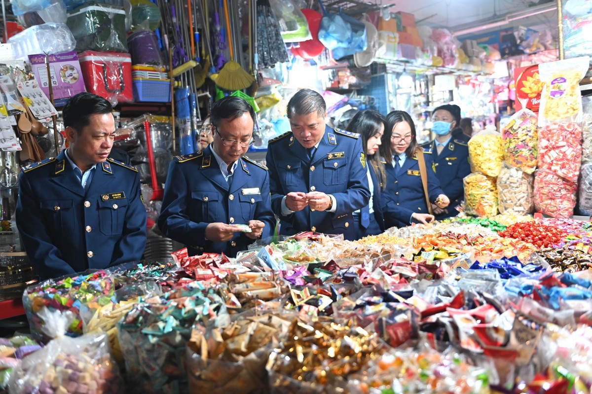 Tăng cường kiểm tra nguồn cung hàng hoá, bình ổn thị trường Tết tại Hà Nội