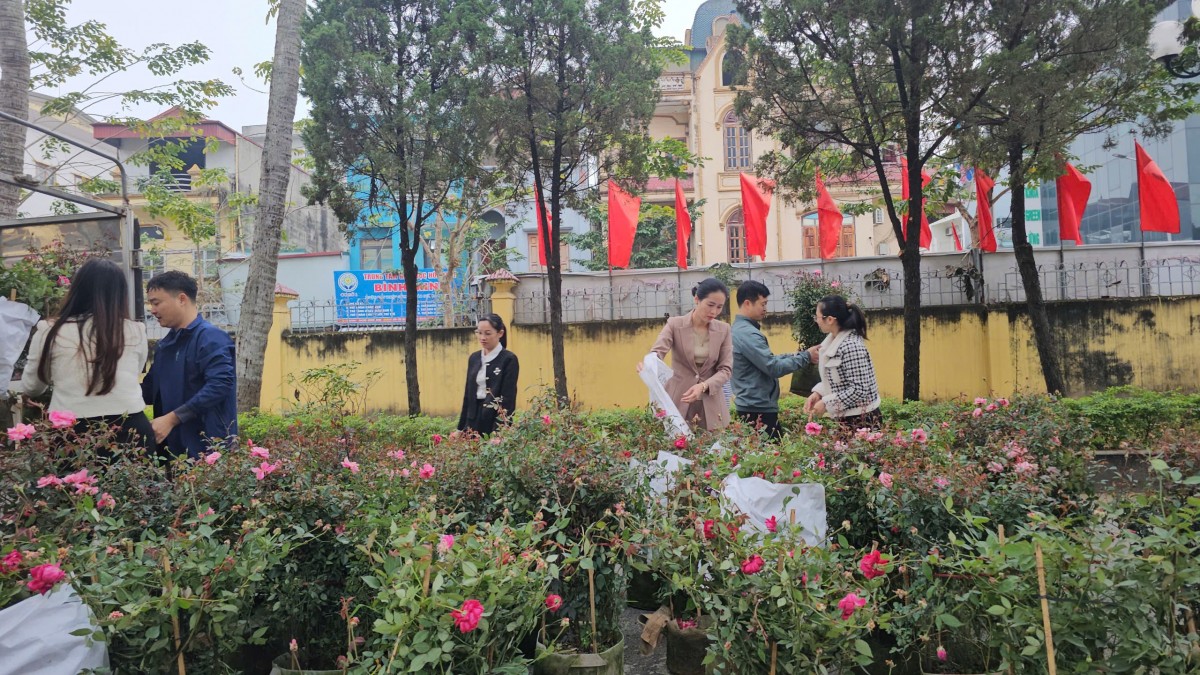 Cán Bộ, Nhân Dân Xã Vân Đình Đang Chuẩn Bị Sẵn Sàng Tổ Chức Chương Trình Phát Động. Vân Đình: Phát Động Mô Hình Vân Đình Nở Hoa Thiết Thực Chào Mừng Thành Công Đại Hội Đảng Lần Thứ Xiv