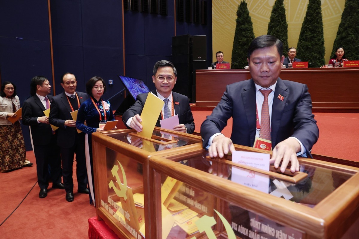 Các Đại Biểu Bỏ Phiếu Bầu Ban Chấp Hành Trung Ương Đảng Khóa Xiv.