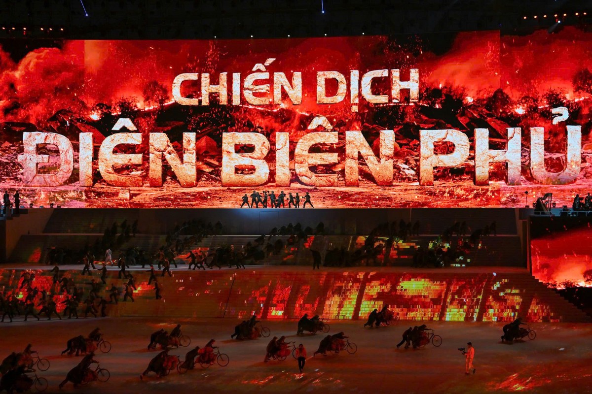 Tổng B&iacute; thư T&ocirc; L&acirc;m dự chương tr&igrave;nh nghệ thuật đặc biệt ch&agrave;o mừng th&agrave;nh c&ocirc;ng Đại hội XIV của Đảng