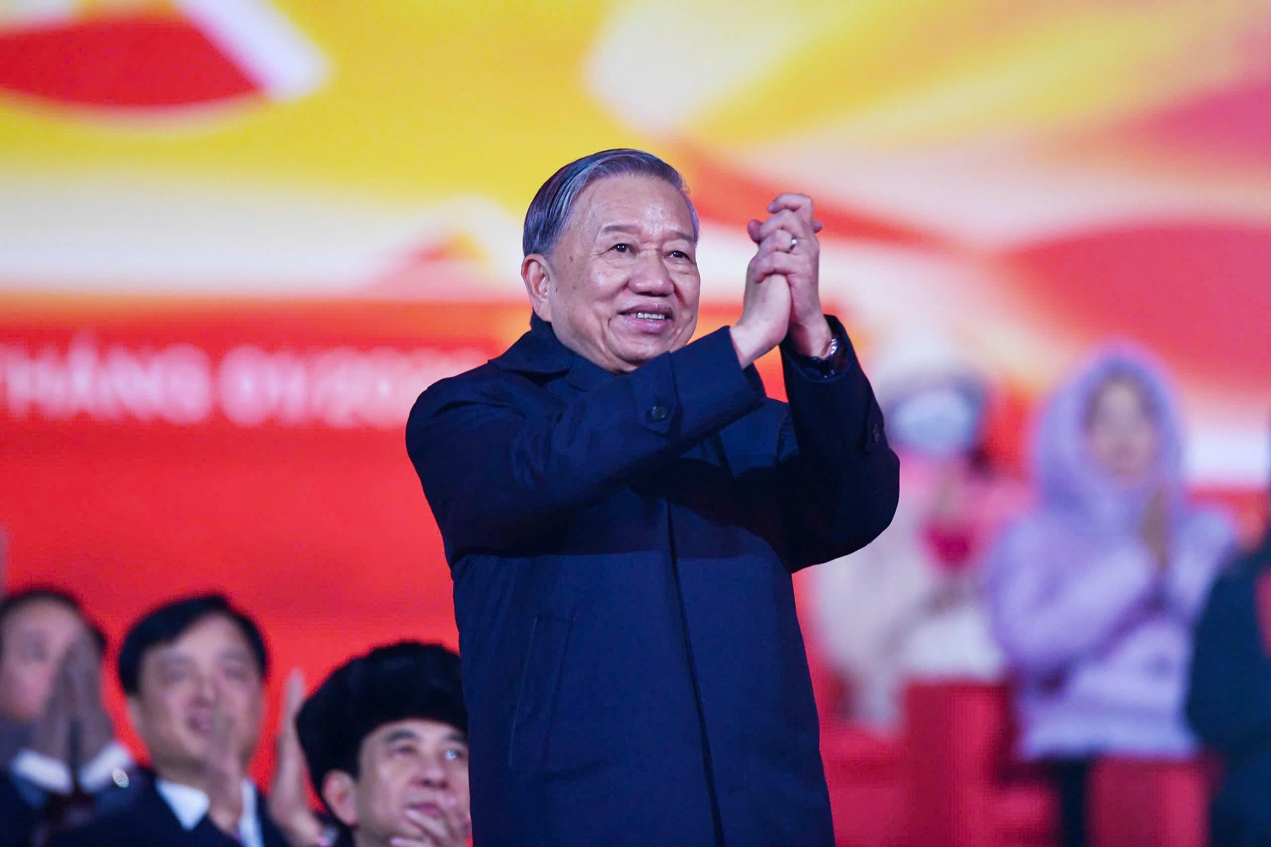 Tổng B&iacute; thư T&ocirc; L&acirc;m dự chương tr&igrave;nh nghệ thuật đặc biệt ch&agrave;o mừng th&agrave;nh c&ocirc;ng Đại hội XIV của Đảng