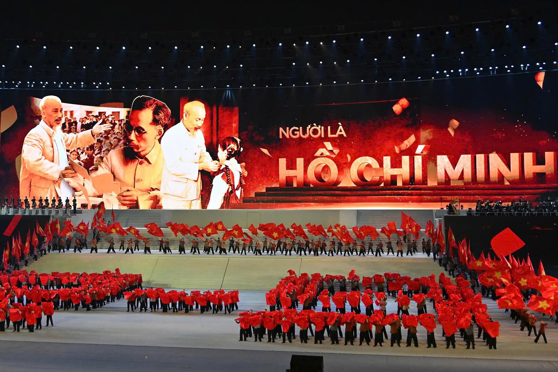 Tổng B&iacute; thư T&ocirc; L&acirc;m dự chương tr&igrave;nh nghệ thuật đặc biệt ch&agrave;o mừng th&agrave;nh c&ocirc;ng Đại hội XIV của Đảng