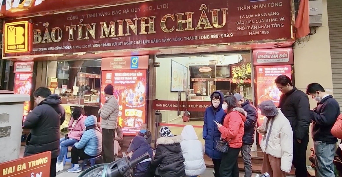 Giá vàng cao kỷ lục, người dân bất chấp rét đậm vẫn xếp hàng chờ mua