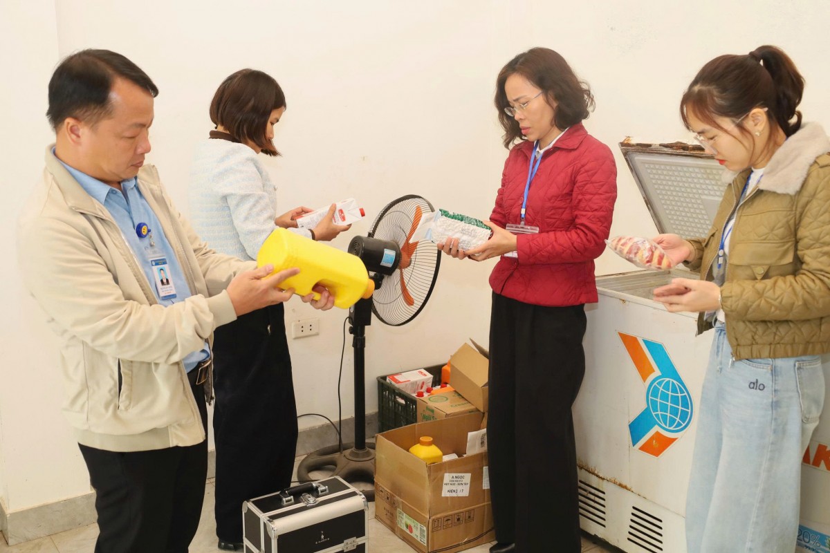 Phường Tùng Thiện: Siết chặt kiểm tra an toàn thực phẩm, bảo vệ sức khỏe nhân dân dịp Tết Bính Ngọ