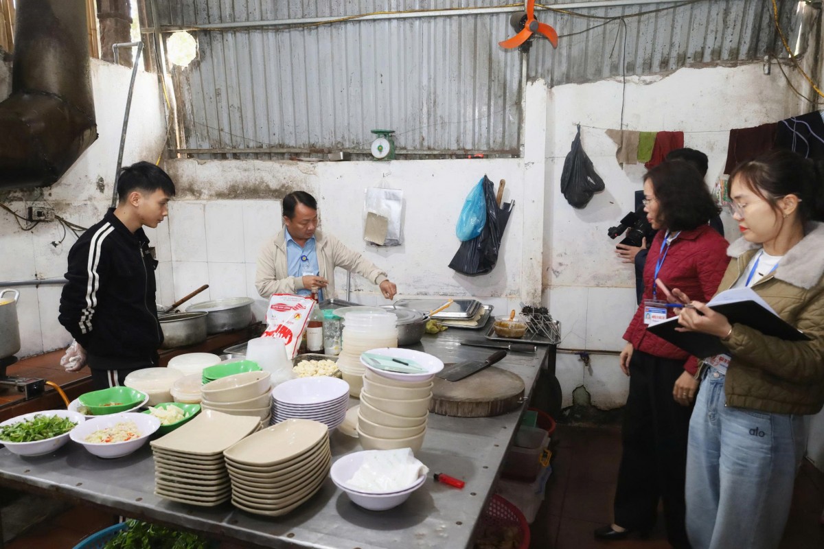 Phường Tùng Thiện: Siết chặt kiểm tra an toàn thực phẩm, bảo vệ sức khỏe nhân dân dịp Tết Bính Ngọ