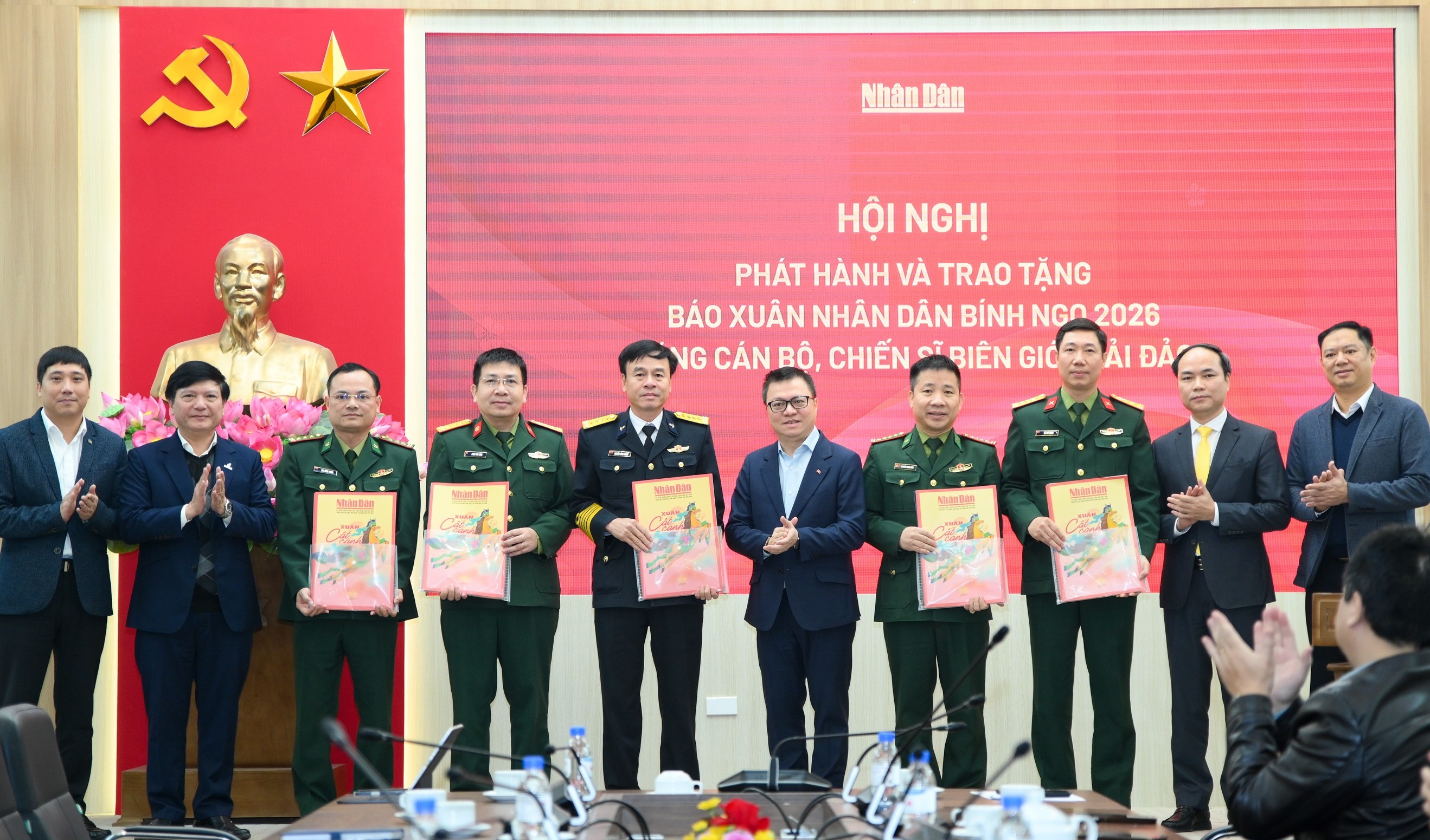 Báo Nhân Dân trao 40 nghìn số báo Xuân Bính Ngọ tặng cán bộ, chiến sĩ biên giới, hải đảo