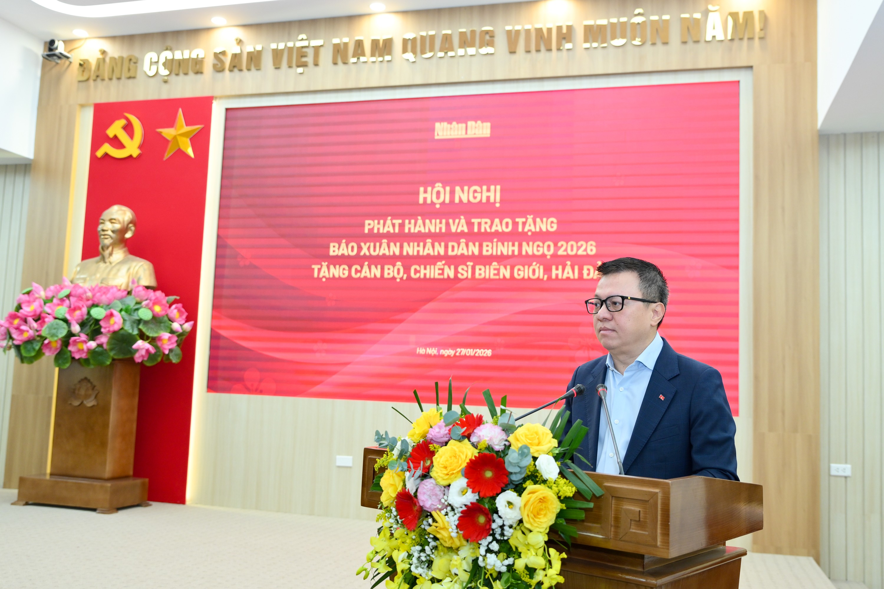 Báo Nhân Dân trao 40 nghìn số báo Xuân Bính Ngọ tặng cán bộ, chiến sĩ biên giới, hải đảo