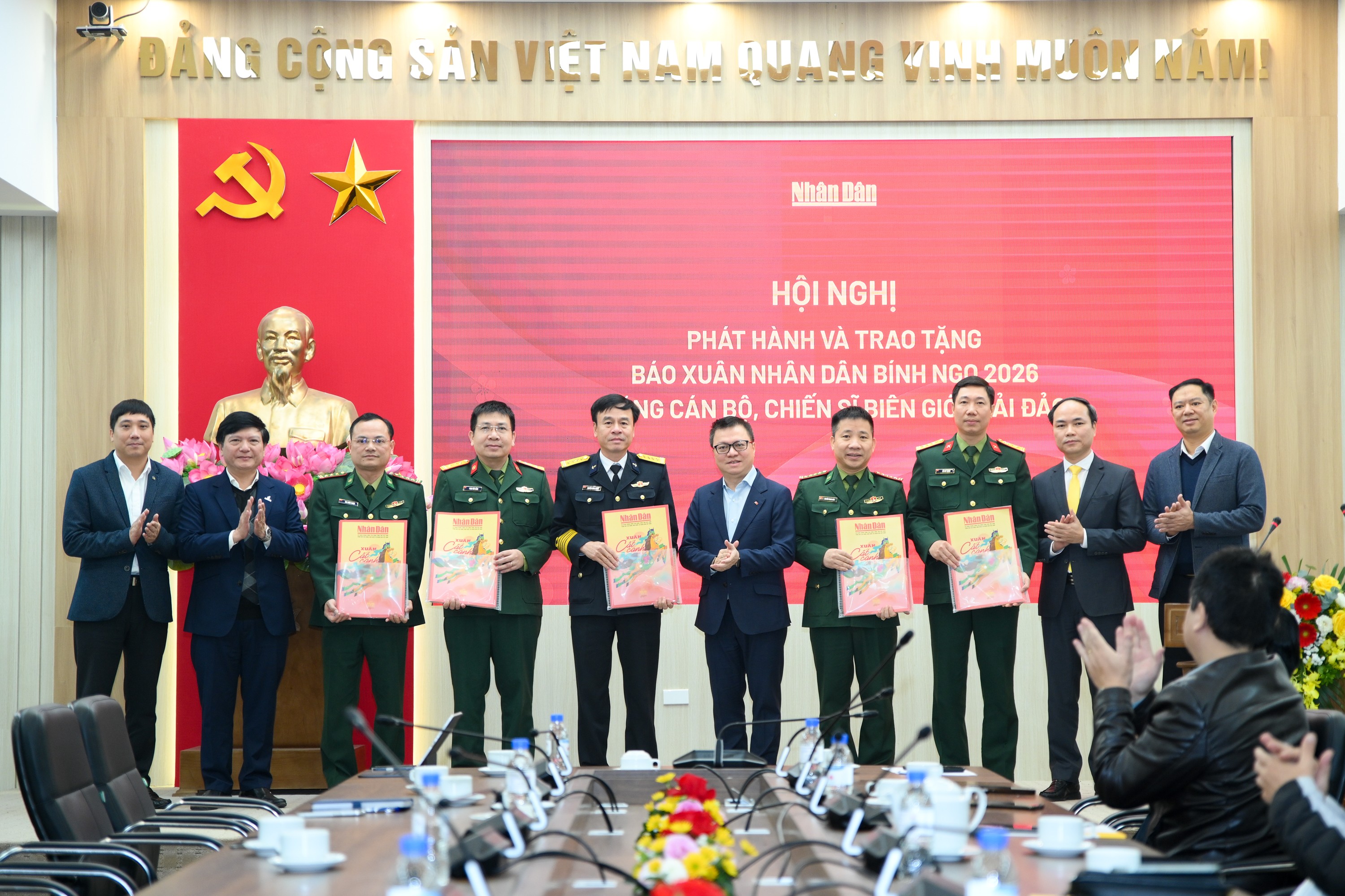 Báo Nhân Dân trao 40 nghìn số báo Xuân Bính Ngọ tặng cán bộ, chiến sĩ biên giới, hải đảo