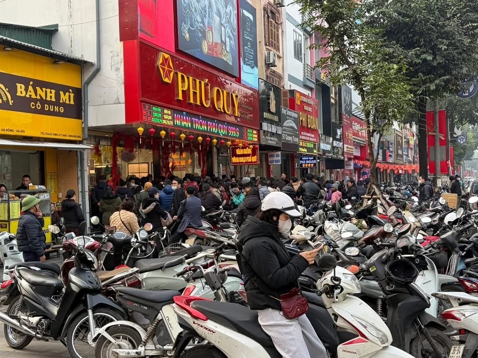 Giá vàng miếng SJC và vàng nhẫn tiếp tục neo ở vùng đỉnh lịch sử