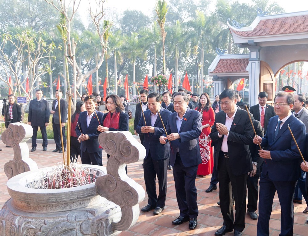 Chủ Tịch Quốc Hội Trần Thanh Mẫn Dâng Hương Tri Ân Trưởng Ban Thường Trực Quốc Hội Bùi Bằng Đoàn Chủ Tịch Quốc Hội Trần Thanh Mẫn Dâng Hương Tri Ân Trưởng Ban Thường Trực Quốc Hội Bùi Bằng Đoàn