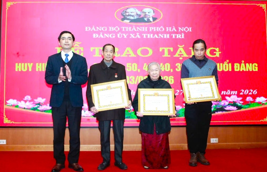 Đảng uỷ xã Thanh Trì trao Huy hiệu Đảng tặng các đồng chí Đảng viên lão thành