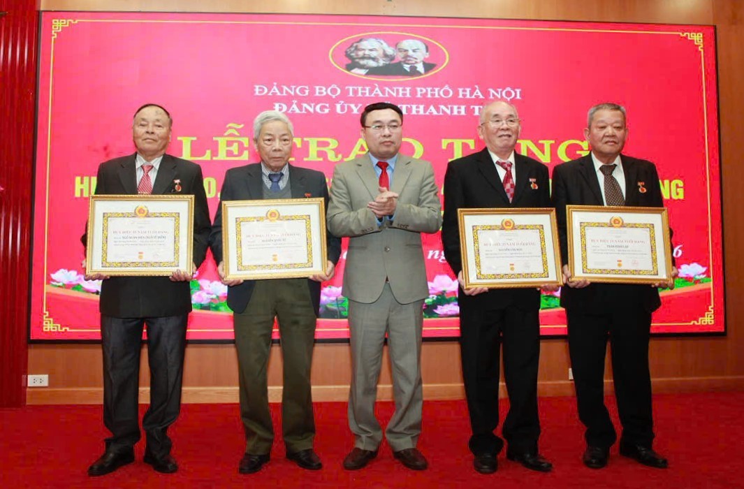 Đảng uỷ xã Thanh Trì trao Huy hiệu Đảng tặng các đồng chí Đảng viên lão thành