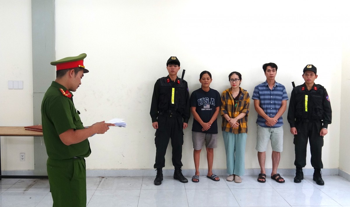 TP.HCM: Triệt phá đường dây sản xuất, mua bán trái phép chất độc “thạch tín” dùng trong nha khoa TP.HCM: Triệt phá đường dây sản xuất, mua bán trái phép chất độc “thạch tín” dùng trong nha khoa