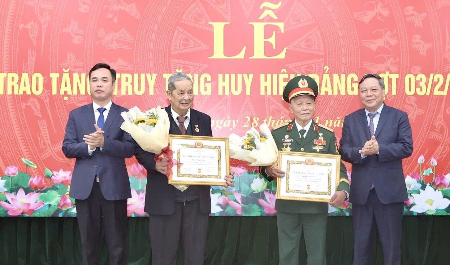 Phó Bí thư Thường trực Thành ủy Hà Nội Nguyễn Văn Phong trao tặng Huy hiệu Đảng tại phường Láng