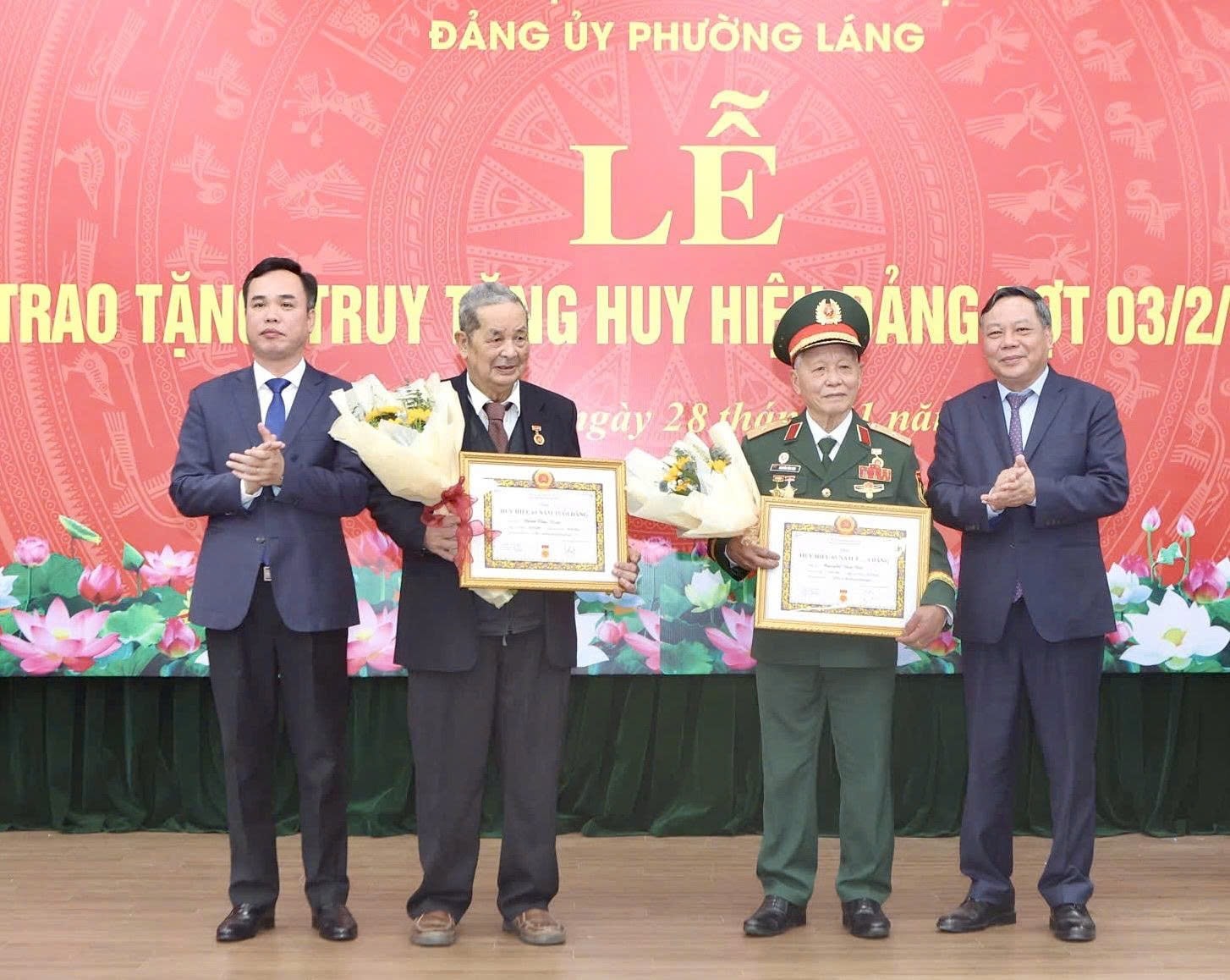 Phó Bí thư Thường trực Thành ủy Hà Nội Nguyễn Văn Phong trao tặng Huy hiệu Đảng tại phường Láng