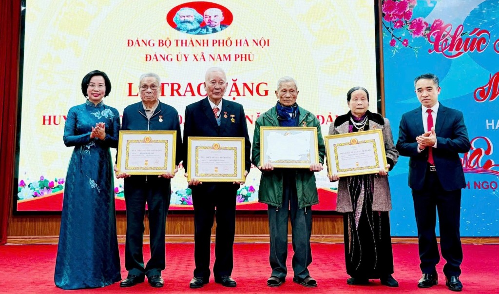 Xã Nam Phù trang trọng trao Huy hiệu Đảng dịp kỷ niệm 96 năm Ngày thành lập Đảng