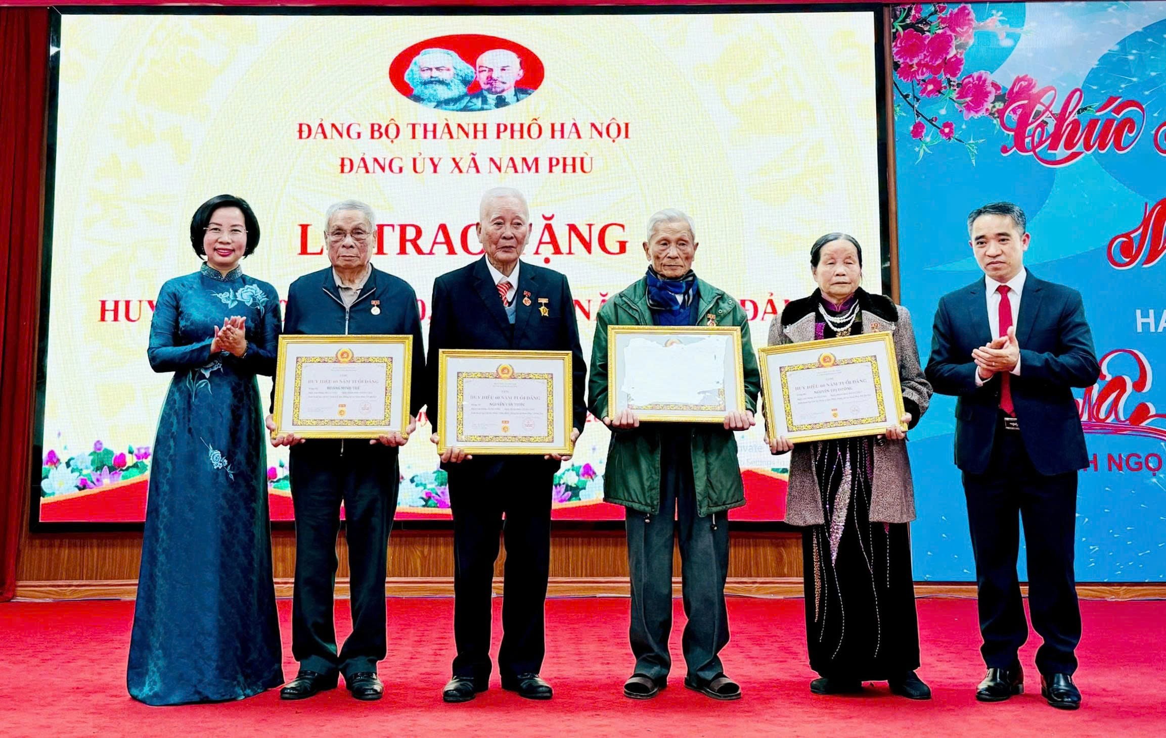 Xã Nam Phù Trang Trọng Trao Huy Hiệu Đảng Dịp Kỷ Niệm 96 Năm Ngày Thành Lập Đảng Xã Nam Phù Trang Trọng Trao Huy Hiệu Đảng Dịp Kỷ Niệm 96 Năm Ngày Thành Lập Đảng