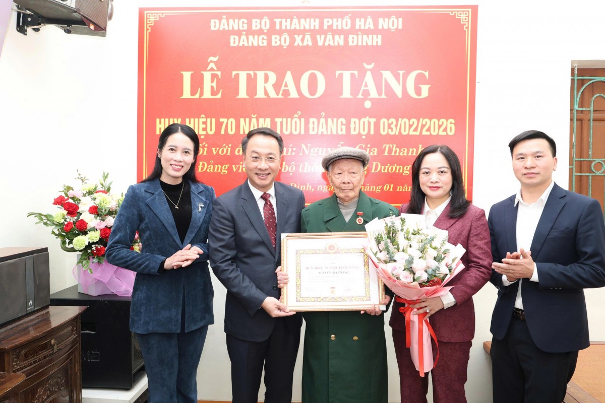 Trưởng Ban Nội Chính Thành Ủy Trần Đình Cảnh Trao Huy Hiệu 70 Năm Tuổi Đảng Tại Xã Vân Đình