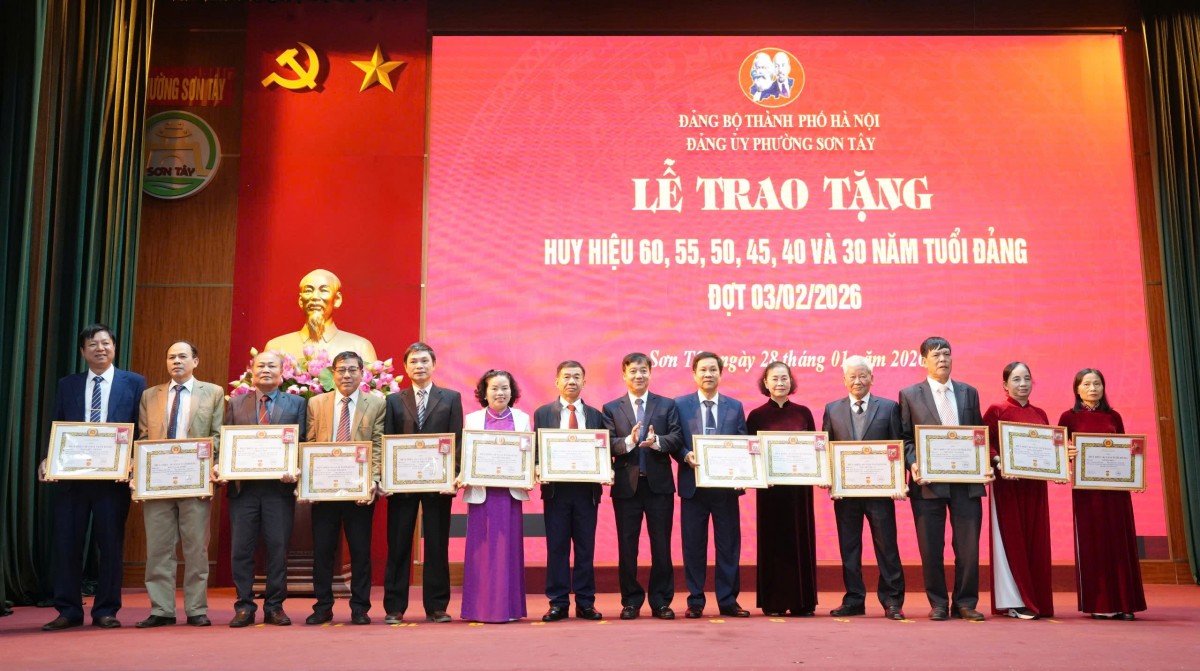 Phường Sơn Tây Trao Huy Hiệu Đảng Tặng 82 Đảng Viên Phường Sơn Tây Trao Huy Hiệu Đảng Tặng 82 Đảng Viên